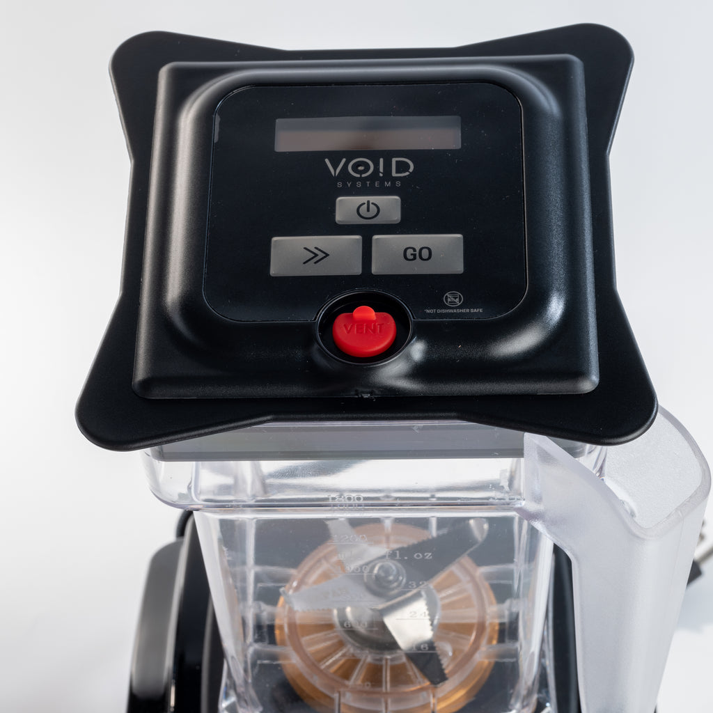 Close view of the VOID lid seated on top of the clear blender jar